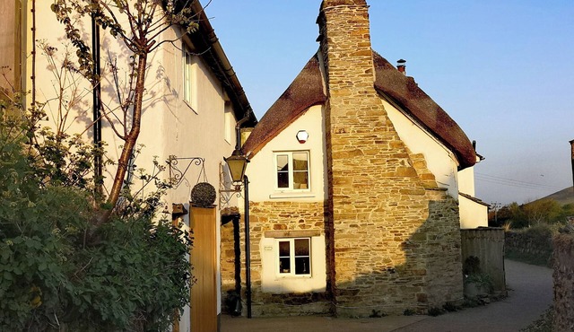Croyde cottage with direct access to beach path, close to pubs and shops.