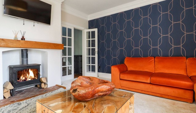 CRUD YR AWEL, pet friendly, character holiday cottage in Bridge, Kent