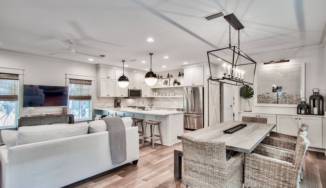 Cruis n & Sail n-Luxury Modern Cottage, extra sleeping space and Screened Porch in Magnolia Cottages
