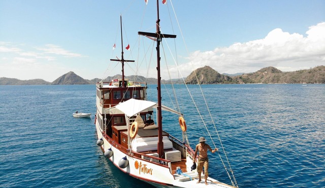 Cruise on gorgeous Indonesian Phinisi Boat