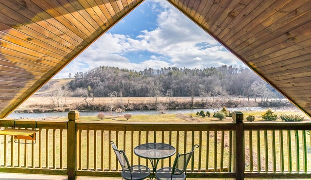 Cruizin River Dreams- River front, fire-pit, hot tub