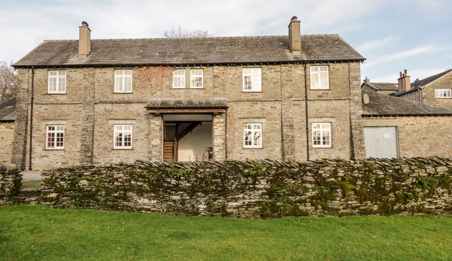 CRUMMOCK, pet friendly, with open fire in Sawrey