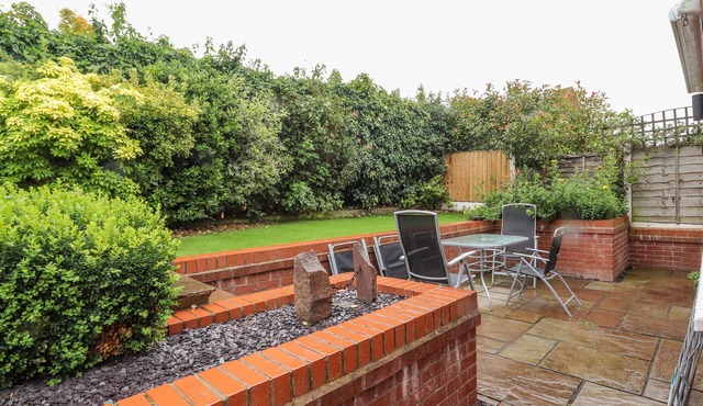 CRUMMOCK, pet friendly, character holiday cottage in Frodsham