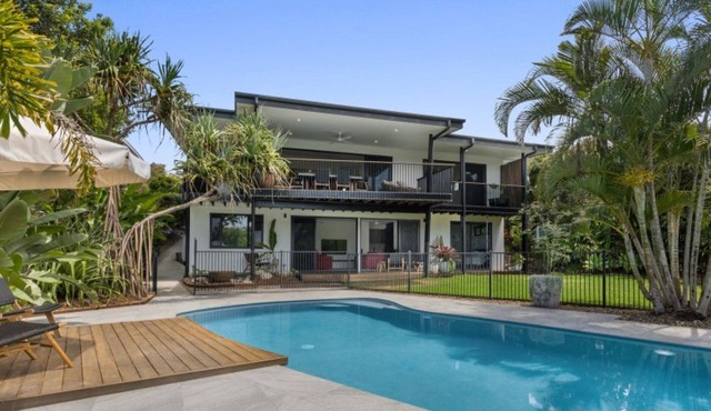 Crusoe Court 3 - Tropical Oasis