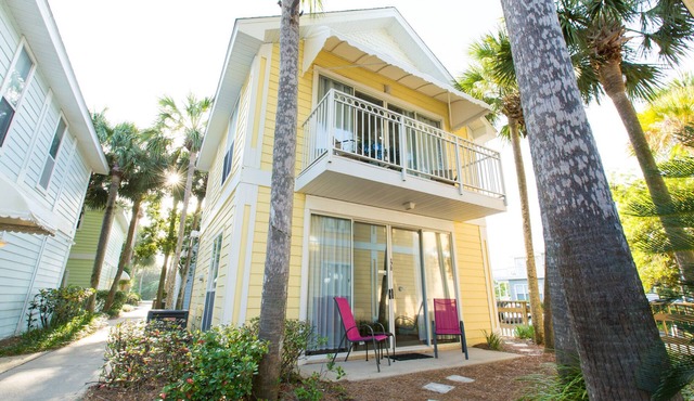 Crystal Beach Cottage, steps to beach & pool. Close to shopping, restaurants!