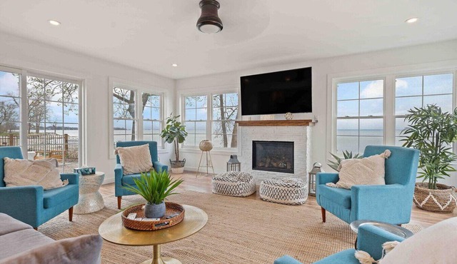 Crystal Beach Executive Waterfront Lakehouse