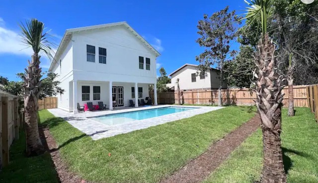 Crystal Beach House for 24 with heated pool, grill, 2 blocks from the beach