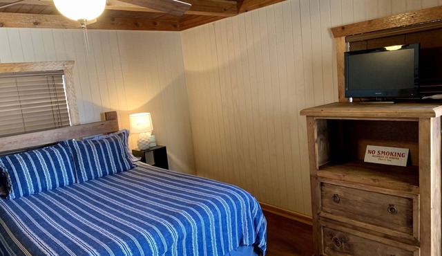Crystal cabin. Comfortable quiet cabin 8 miles outside Carrizo Springs.