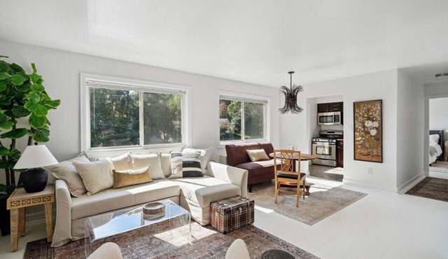 Crystal City Charm/Free Parking