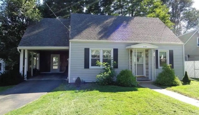 Crystal City Family Home - Comfort and Convenience