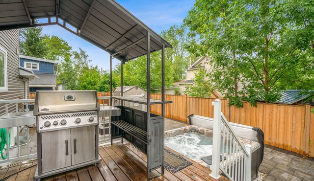 Crystal Clear Cottage - A True Gem! - Sleeps 8, Air Conditioning, Hot Tub