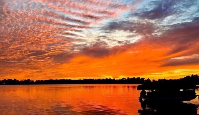 Crystal Lake Lakefront 10 mins to Elk Mountain Ski Resort