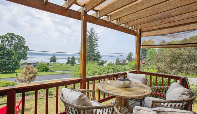 Crystal Lake Vacation Rental, 3 Mi to Betsie River