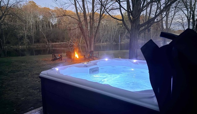 Crystal Rapids Retreat: Hot Tub just added, Cozy Up to Autumn's Beauty on the Muskegon River.