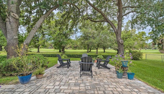 Crystal River Gem Near Three Sisters Springs!