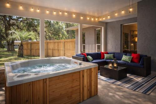 Crystal River Oaks Retreat Near Springs and Fishing with Boat RV Parking Hot Tub & Game Room