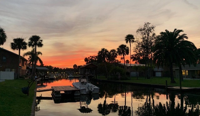 Crystal River Waterfront Island Oasis with 2 docks!