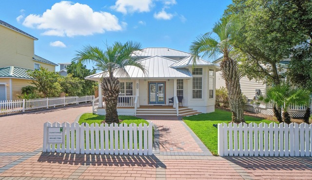 Crystal Shores Crystal Cottage | Free WiFi | Pet-Friendly | Walk to beach