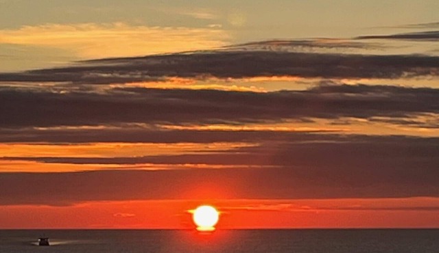 Crystal Shores, Gulf Shores. Family Friendly Beachfront Condo w/Pool,GYM & more