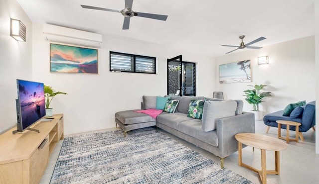 Crystal Shores Unit 1, 200m to beach, dog friendly