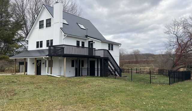 Crystal View Farmhouse. Spacious home 2 blocks from town and lake access!