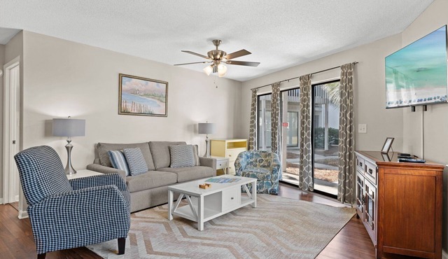 Crystal Village Beach Villa - Steps to Pool, 2 blocks to Beach, Covered Patio