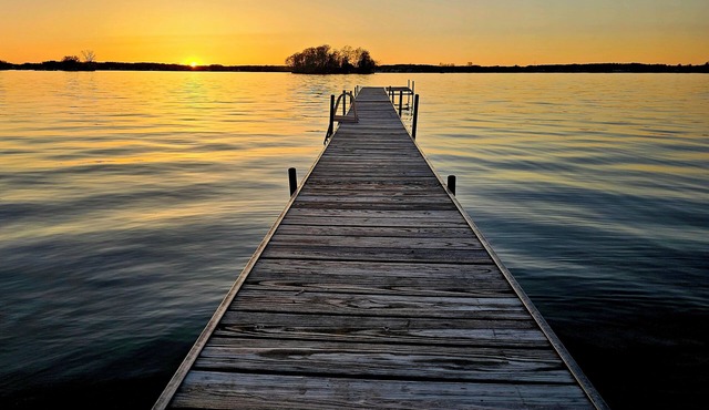 Crystal Water's Edge Cottage-Perfect for 2 families! Newer waterfront home.