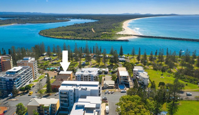 Crystal Waters - PERFECT IN TOWN LOCATION