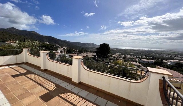 CS. Wonderful house with private pool.
