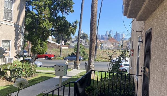 CStudio in DTLA with private entrance, courtyards with roses an view of city