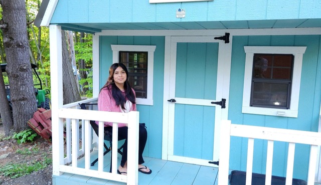 Cubby Cabin: Tiny cabin for one on the run!