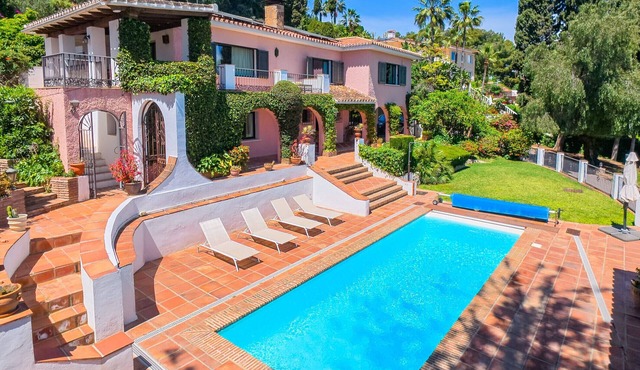 Cubo's Villa Las Capuchinas/private heated pool/air conditioning/sea views/free wifi