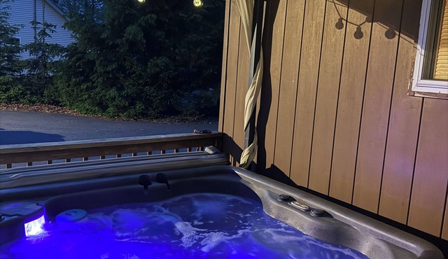 “Cubs Cabin: Hot Tub, Pets, Lakes & Adventure”