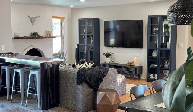 Cubs Stadium in backyard/Heated Pool/Dog Friendly