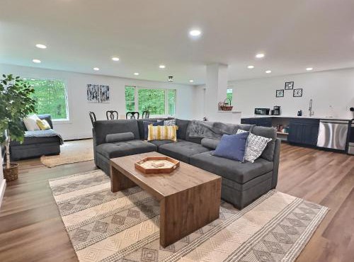 CubsCorner - Pool, Sauna, Gym, Close to Mountain!