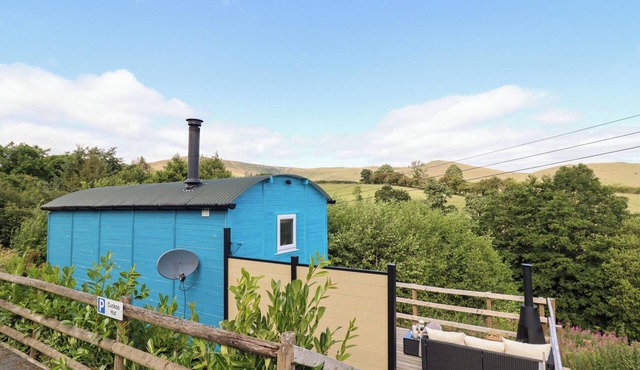 CUCKOO AT WILD VALLEY HUTS, pet friendly in Llanrhaeadr-Ym-Mochnant