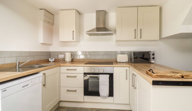 CUCKOO COTTAGE, pet friendly, character holiday cottage in Oxenhope