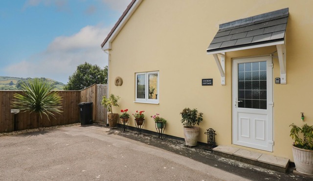 CUCKOO COTTAGE, romantic, with a garden in Bridport