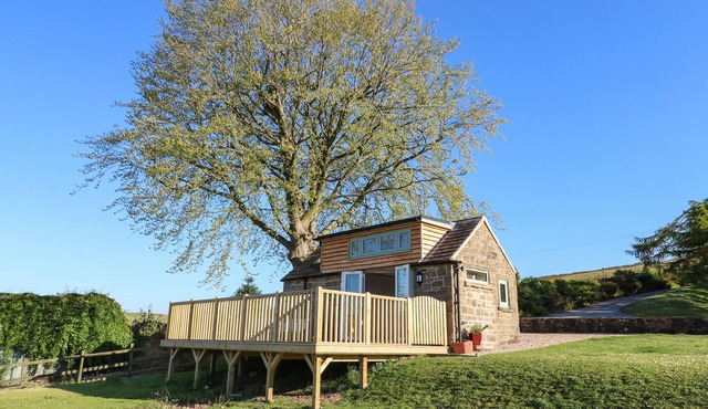 CUCKOO NEST, with a garden in Ashover