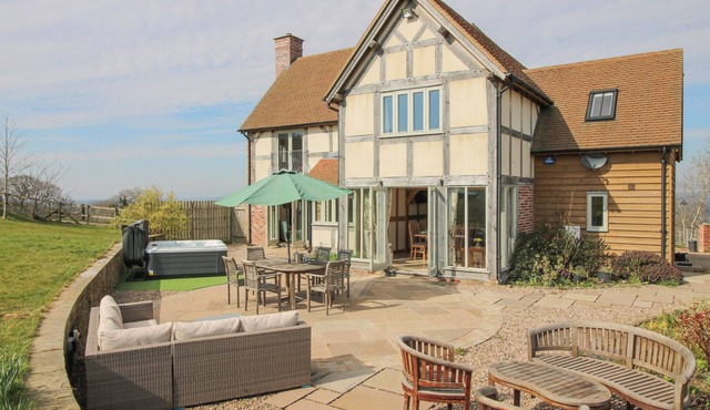 CUCKOO PEN COTTAGE, pet friendly, with hot tub in Tenbury Wells