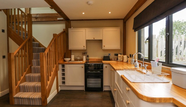 CUCKOO PENN HIDEAWAY, romantic, with hot tub in King's Stanley