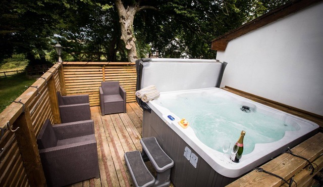 Cuckoo's Nest - Dog Friendly Cottage with a hot tub sleeping 6-8