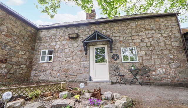 CUDDFAN AT SWALLOW COTTAGE, romantic, with a garden in Coedpoeth