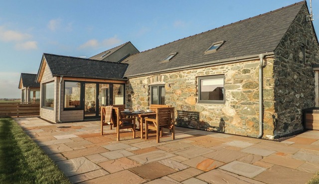 CUDDFAN, family friendly, character holiday cottage in Llanfachraeth