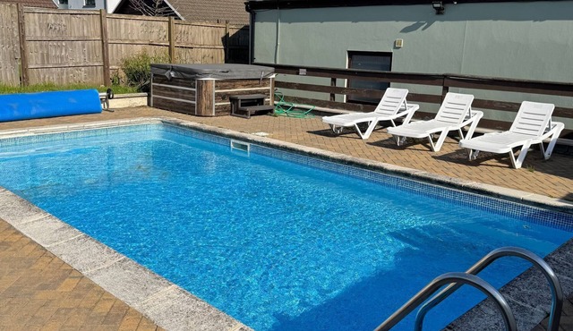 CUDDFAN, family friendly, with pool in Llanteg