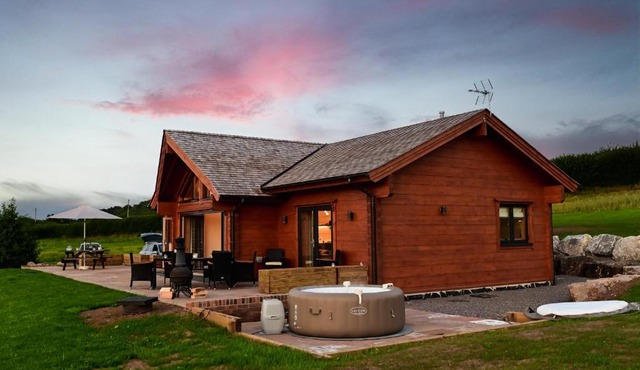 Cuddfan Lodge on a Beautiful Lake