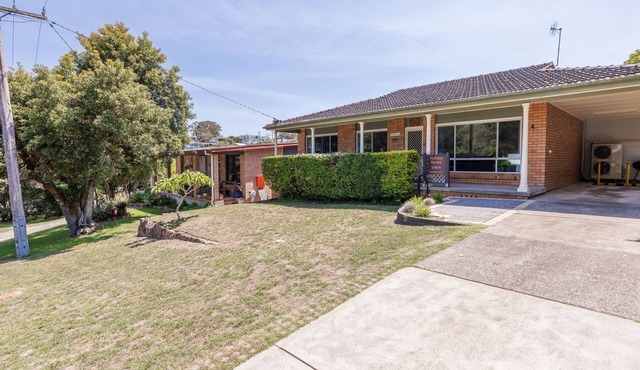 Cuddles Cottage, 4 Christmas Bush Avenue - air conditioned holiday house, 400 metres to Dutchies beach