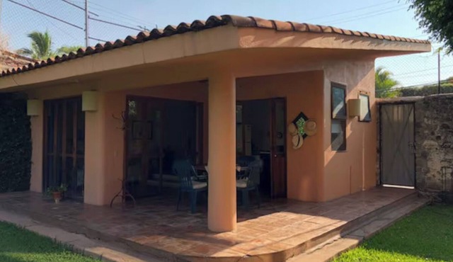 Cuernavaca's Hidden Gem: Adorable Bungalow with WiFi & Serene Garden Escape.