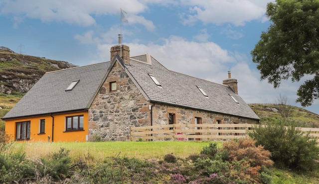 CUILFEARNE CROFT, pet friendly, character holiday cottage in Thurso