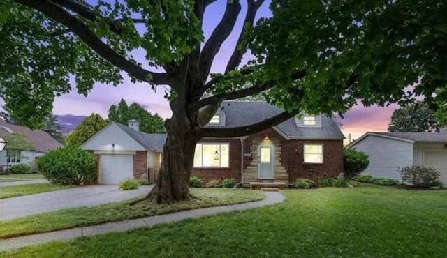 Cul-de-Sac Charm on River Road